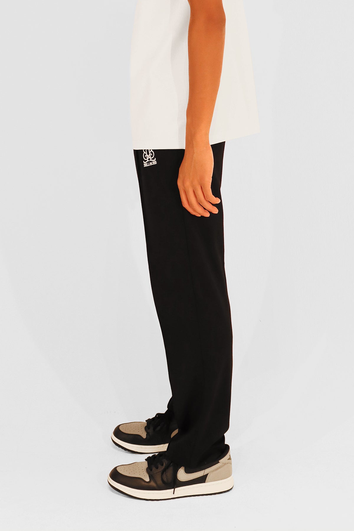 EMBLEM STRETCH PANTS - BLACK – BELLMORE