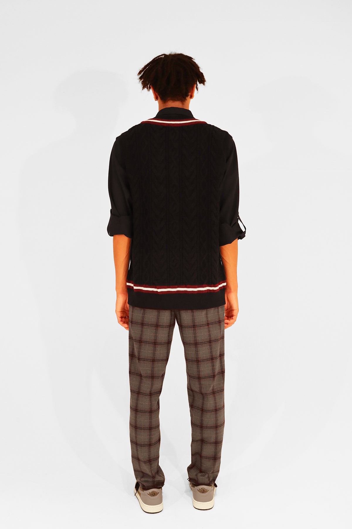 EMBLEM V-NECK KNIT VEST - BLACK – BELLMORE